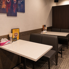 店内にはテーブル席が12席分用意されています。少人数でのランチ利用から、友人同士でのディナーまで幅広いシーンにぴったりです。落ち着いた空間は、スパイスの香りと相まって、本場スリランカのような雰囲気を醸し出し、楽しい食事の時間を演出します。