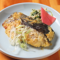 新鮮な35種類以上の野菜が並ぶビュッフェと多彩な定食♪