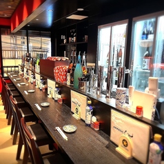 ≪2階≫禁煙 座り日本酒カウンター 利き酒師厳選の日本酒を取り揃えチャージあり お通し席料330円(税込)フードコースをご利用の場合は頂きません
