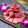 幻の黒毛和牛と呼ばれる「東京ビーフ」を焼肉でお楽しみください！盛り付けにもこだわっています。