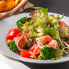 シーザーサラダ　ベーコンとバルミジャーノレッジャーノ