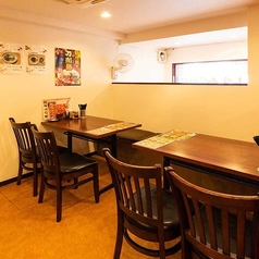 【いつでもお気軽に！ランチやディナーに最適なテーブル席】1名様から4名様までご利用いただけるテーブル席を4卓ご用意しております♪お一人様でも気軽に立ち寄ることができ、ランチでもディナーでも、どんなシーンにもご利用いただけます★仕事の合間や、買い物のついでにふらっとお立ち寄りください♪