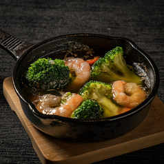 海老とブロッコリーのアヒージョ