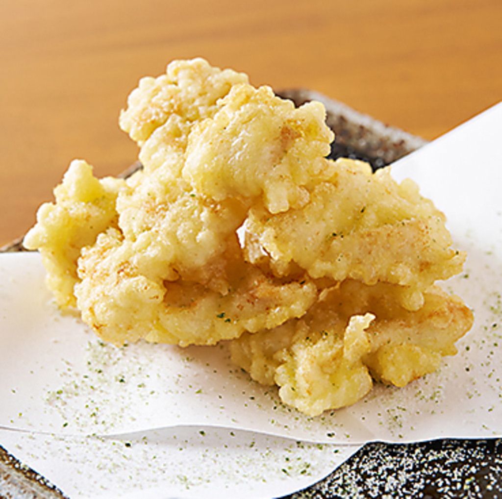 くつろぎの空間で沖縄の美味しさを堪能◎ささみの天ぷらがお酒と共に心を満たすひとときを演出します