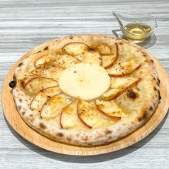 焼きりんごとカマンベールのピザ シナモン風味