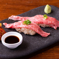 料理メニュー写真 肉とシャリ(赤酢)にこだわった職人が握る黒毛和牛肉寿司