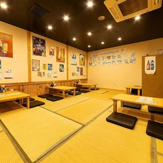 【お座敷貸切：13～22名様】自宅のようなリラックス空間で宴会を楽しむ♪足を伸ばして、まるで自宅のようにおくつろぎいただけるお座敷席は、貸切利用も可能です。畳のお席ですので、席のご移動もラクラク行え、参加されている方と満遍なくコミュニケーションを取ることができます。