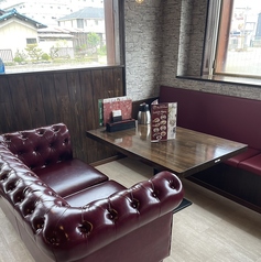 店内はシンプルで落ち着いた雰囲気ながら、装飾が散りばめられ異国情緒を感じられる空間です。貸切も可能なので、団体ご予約等もお気軽にご相談ください！