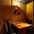 ちょっとしたレジャー帰りのお食事や、仕事帰りの飲み会におすすめのテーブル席個室。4名様用個室を2部屋ご用意しております。完全個室ですので、周囲を気にする心配もありません。和情緒溢れる空間で、リラックスしてお食事をお楽しみください。