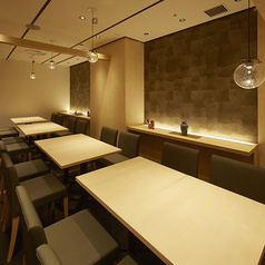 【宴会個室:最大16名様まで】8名様向け個室の仕切りを取り外し、大人数向けの宴会個室としてご利用いただけます。天井が高く個室ながらも広々とした空間になっています!会社の飲み会など、各種ご宴会にご利用ください♪※禁煙席