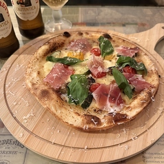 彩り夏野菜と生ハムのバジルピザ