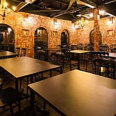 レンガでおしゃれで暖かい雰囲気のテーブル席です◎