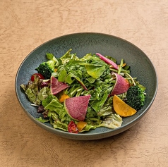 農園仕立ての彩りグリーンサラダ　アンチョビのヴィネグレット　