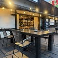 開放できるドアがあり、お店の中も見える空間 となっているテラス席4席x1 をご用意しております◎外の風を感じながら店内の雰囲気も楽しめて、美味しい料理とお酒と会話も弾む特別なお席です！
