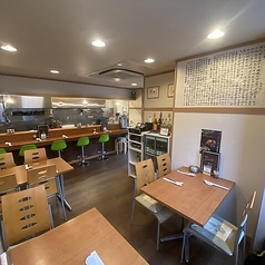 店内は貸切も可能。着席時20名様/立食時25名様まで対応しますので、友人との宴会などグループ利用にもってこい◎貸切ご希望の場合は、お早めにご相談ください。