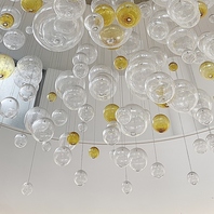 ビールの泡をモチーフにしたシャンデリアが煌めく隠れ家