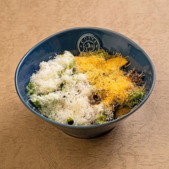 熟成チーズのシーザーサラダ　ミモレットの香りも楽しんで　