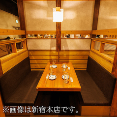 少人数～団体様までピッタリのお席にご案内いたします♪カジュアルな雰囲気は気兼ねなくお料理を楽しめる御案会にぴったり♪人数、用途なぴったりなタイプのお席をご案内させて頂きます◎
