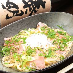 自慢の料理♪釜玉カルボナーラ風うどん814円(税込)