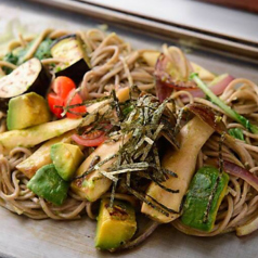 京野菜ミックスのアボカド黒焼きそば