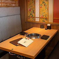 明るい店内は広めのソファー席でゆったりと