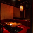 大きなふかふかのソファーでゆったりとお過ごしいただける8名様個室。プライベートな空間で、宴会・パーティーをお楽しみいただけます。接待や会食にもおすすめ。当店自慢のお料理と空間で、至福のひとときを……。