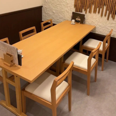 テーブル席は仕切りのある半個室となっております。