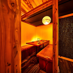 記念日やデートなどでお使い頂けるカップルシート雰囲気を大事にしたお部屋で幅広い年代層に支持を受けており、様々なシーンで活躍しております。