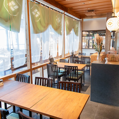 【４名×９】幅広いシーンに対応するテーブル席をご用意しております。接待やご宴会、ご家族連れでのお食事など、様々な場面でご利用いただけるテーブル席は4名様×11卓ございます◎浜小屋をイメージした昔ながらの落ち着いた雰囲気の店内で、ゆったりとお食事をお楽しみください♪