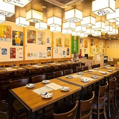 【店舗貸切：40～60名様】会社宴会やご友人同士の誕生日会など大規模宴会におすすめ！広々とした店内は、40名様から最大60名様までご利用可能で、開放感あふれる雰囲気が魅力です。会社の宴会や大切なご友人同士の誕生日会、ご親族でのお集まりなど、様々なシーンにご利用いただけます。