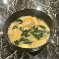 料理メニュー写真 わかめと油揚げの味噌汁