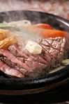 焼きたての肉汁があふれだすステーキは一口食べると至福の瞬間に…