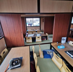 お座敷席は全ての仕切りを外して1つのお部屋として最大40名様までご利用可能です。お座敷なので一体感もあり、団体様・お人数でのご宴会・お食事に最適です。人数などお気軽にご相談ください。