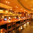 あたたかみのあるカウンター席は、おひとり様でもふらっと気軽に立ち寄れる気楽さが魅力。隣同士でゆったり過ごせるので、しっとり語らいたい夜にもぴったりです。