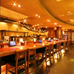 あたたかみのあるカウンター席は、おひとり様でもふらっと気軽に立ち寄れる気楽さが魅力。隣同士でゆったり過ごせるので、しっとり語らいたい夜にもぴったりです。