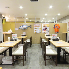 明るく開放的な空間で、たくさんの笑顔と会話が交わる場所です◎テーブル席は、広くご着席いただけるので、リラックスしながら食事を楽しむのにうってつけです。4人掛けの席は連結が可能です。最大で8名様まで同時に楽しめるので、グループでのご利用も安心です。会話を楽しみながら過ごせる、素敵な空間となっております。