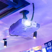 店内には、臨場感あふれる映像を楽しめる大型プロジェクターを設置しております。普段の営業時には、ネオン輝くお洒落な空間でお気に入りのアーティストの映像を眺めながら、美味しいお肉やマッコリを楽しめます。韓国トレンドが大好きな仲間との女子会や、ファン同士で集まる「推し活」にもぴったりの特等席です★