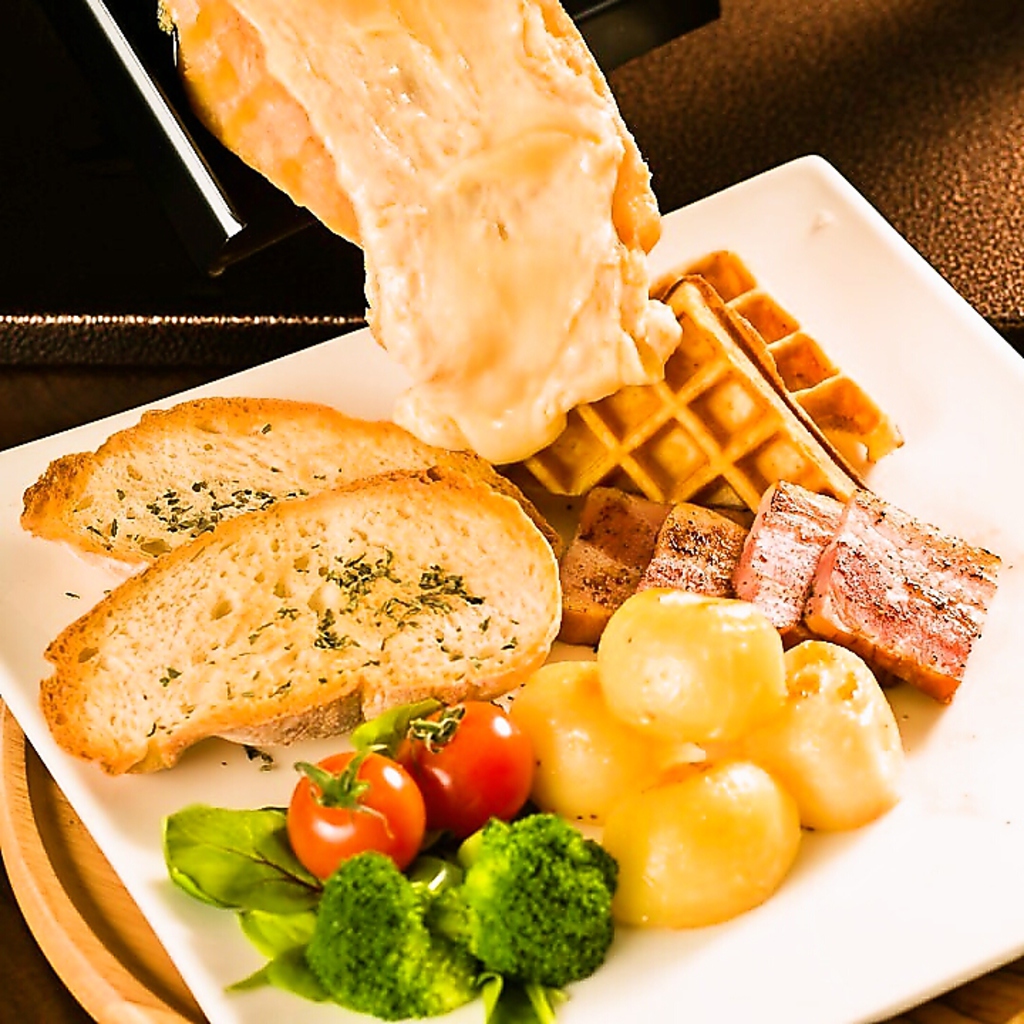 県央地区話題のラクレットチーズ！とろ～りチーズと相性バツグンの食材を取り揃えております◎