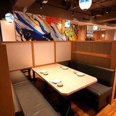 【大小さまざまなお席をご用意】店内は温かみのある明かりで雰囲気抜群♪気の合うお友達との飲み会や女子会などに是非ご利用ください。お席は人数に合わせてご用意できます。ご相談ください！新鮮な海の幸を味わいながら、ゆったりとおくつろぎください。