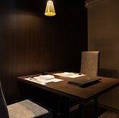 店内には一部電源をご用意しております。ビジネスシーンでのご利用や、スマートフォンの充電が必要な際にご活用ください。上質な個室もございますので、接待の合間のちょっとした作業にも便利です。