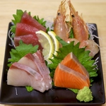 海の幸が詰まった刺身盛り合わせは鮮度抜群！色とりどりの魚が並ぶ贅沢な一皿でシェアにぴったり◎