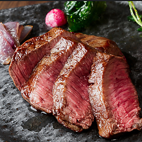 梅田神山町にある大人の隠れ家肉バル！厳選牛の塊肉ステーキ＆牛ひつまぶしが名物◎