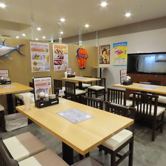 ゆったりとしたお席で、友人や家族と素敵な食事を楽しめます！お1人様でも、お気軽にご着席いただける、テーブル席となっております。こちらのお席はお1人様から4名様までご着席が可能となっております◎同僚や、ご友人、仲間との集まりにもぴったりなお席です。明るい雰囲気の中で、活気があふれる空間をお楽しみください!