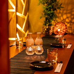 2名様～ご利用可能なテーブル個室を多数ご用意しております。デートや記念日に雰囲気のあるプライベート空間です。扉付き個室となっておりますので周りを気にすることなくお過ごし頂けます。お席のみのご予約も大歓迎です。