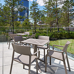 緑あふれる開放的なテラス席。天気の良い日は、心地よい風を感じながら、都心にいることを忘れてリフレッシュできます。ランチ後のコーヒーや、午後の休憩に最適です♪