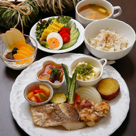 お野菜、お魚、お肉、大豆製品バランスのとれたお食事を