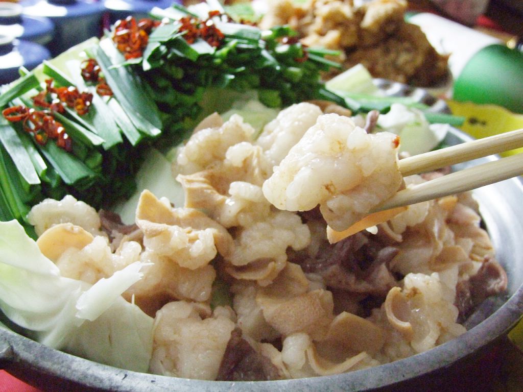 お野菜たっぷり！ぷりぷりっのもつもたっぷりの博多もつ鍋。もつ鍋コースもあります。