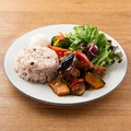 料理メニュー写真 からあげと彩り野菜の黒酢ソースプレート