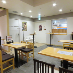 当店は、明るく開放的な雰囲気が魅力的な空間となっております。活気に満ちた店内で、友達や仲間と過ごすひとときが特別なものになります。広めのテーブル席は、最大12人まで利用できるため、大勢での集まりにも対応可能！楽しい会話や笑顔が溢れる場所として、皆様に愛されています◎思い出に残る食事をお楽しみください。