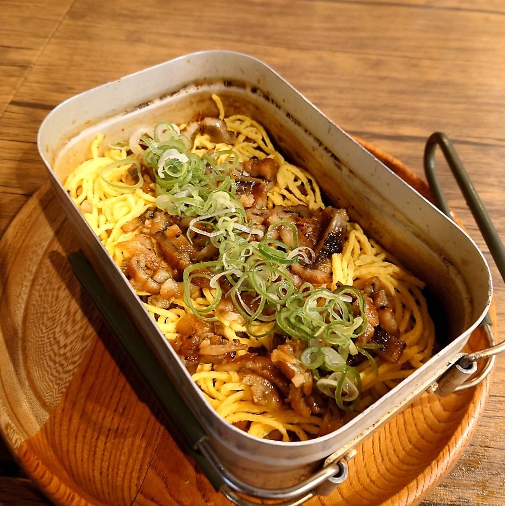 キャンプ飯と言えばメスティンと呼ばれる入れ物で色々と調理いたします！